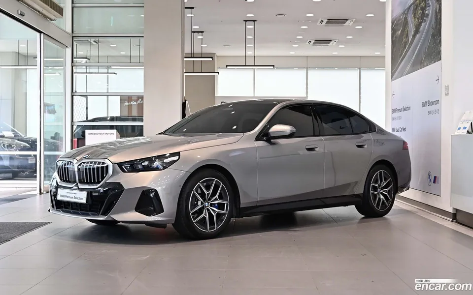 BMW 5 Series 520i M 2025 — фото 1, купить с доставкой в Москву