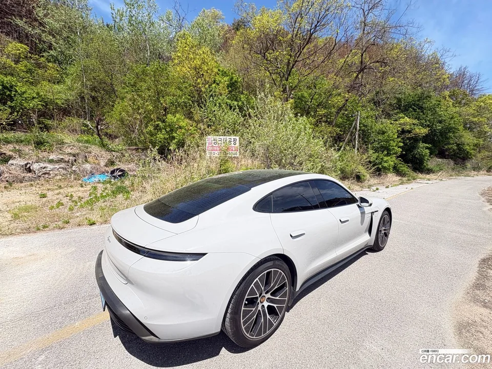 Porsche Taycan 2023 — миниатюра 2
