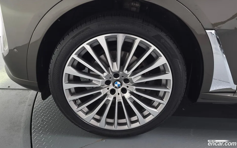 BMW X7 xDrive 40i 7 2023 — миниатюра 2