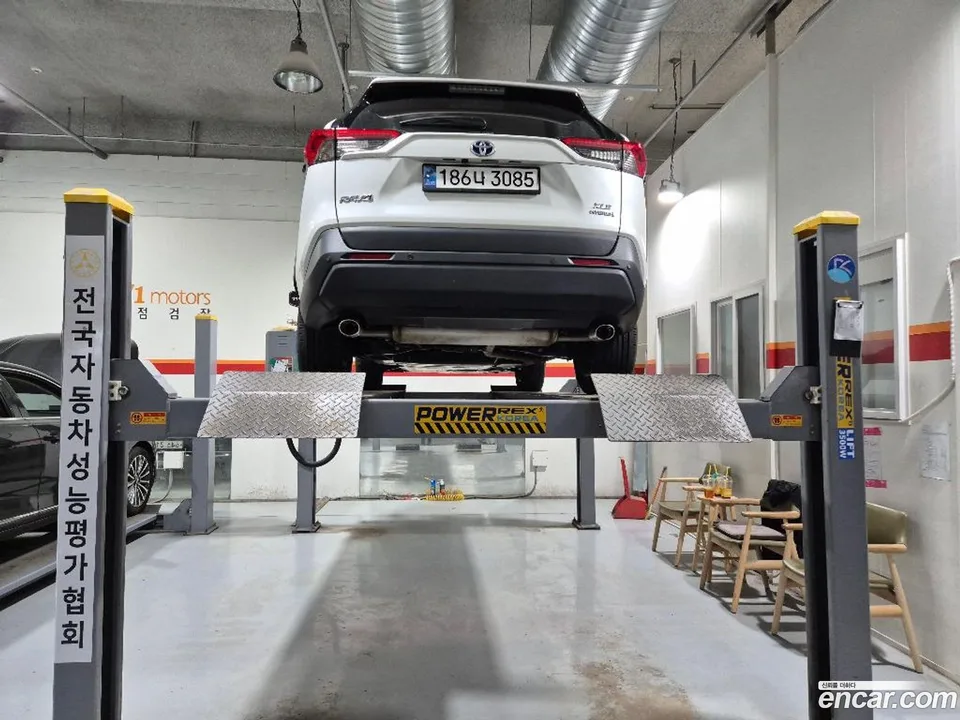 Toyota RAV4 2.5 2WD XLE 2024 — миниатюра 2