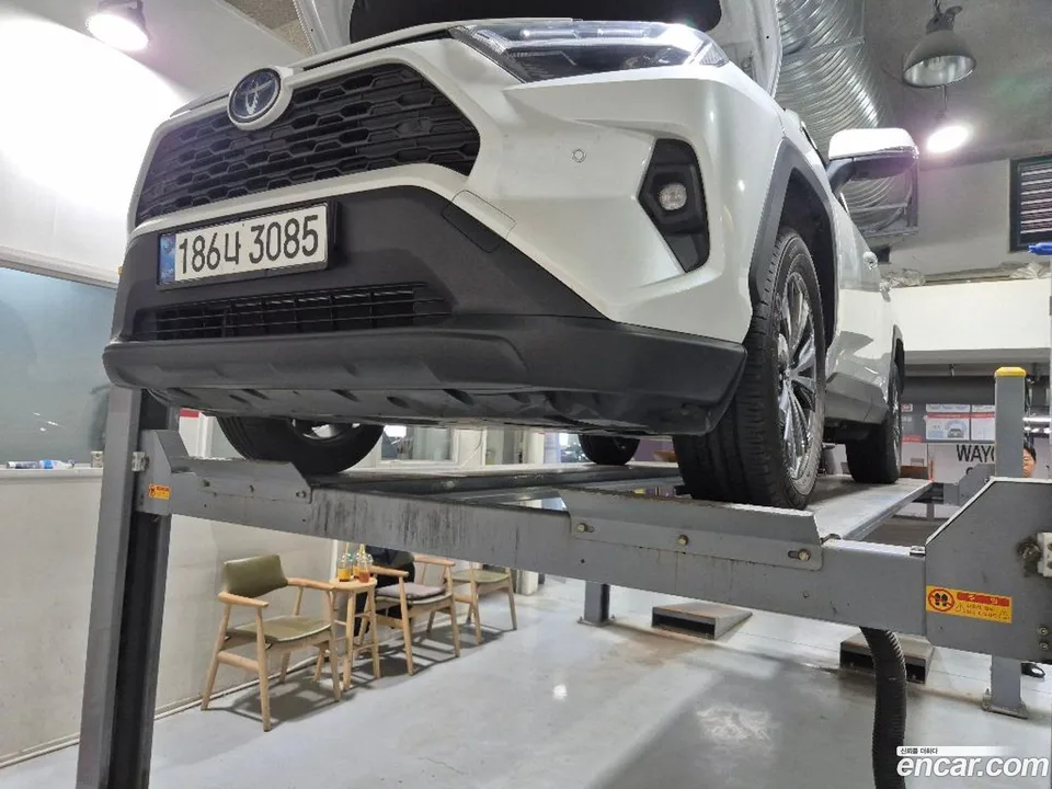 Toyota RAV4 2.5 2WD XLE 2024 — фото 1, купить с доставкой в Москву