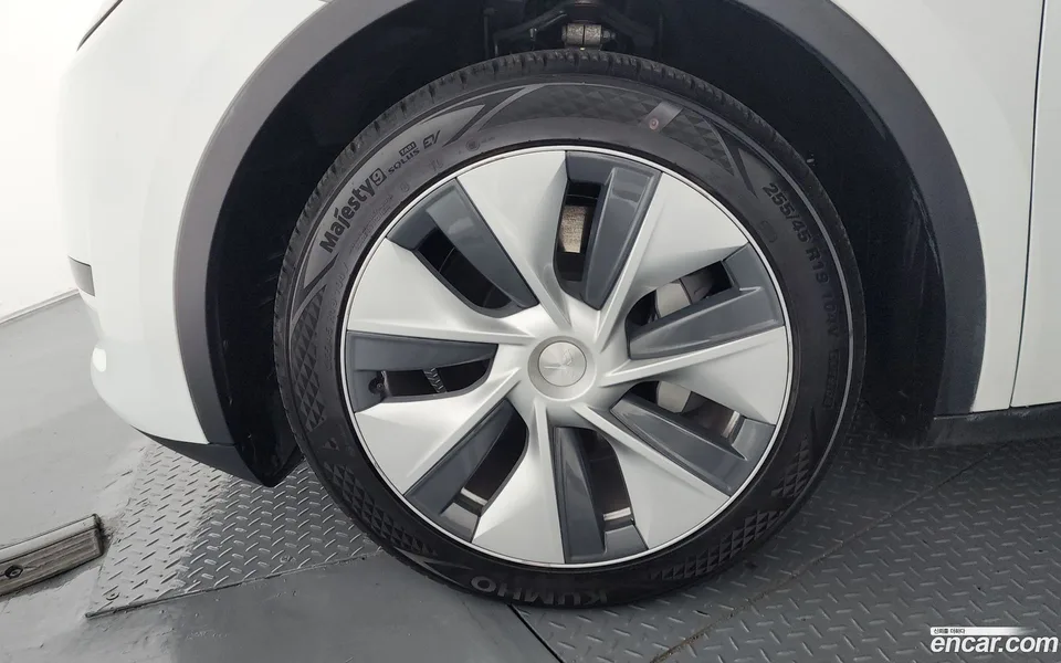 Tesla Model Y RWD 2023 — миниатюра 2
