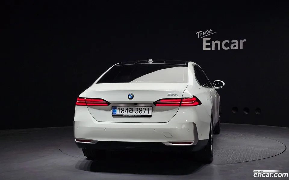 BMW 5 Series 520i 2025 — миниатюра 4