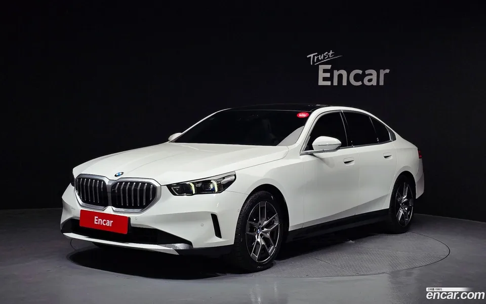 BMW 5 Series 520i 2025 — фото 1, купить с доставкой в Москву
