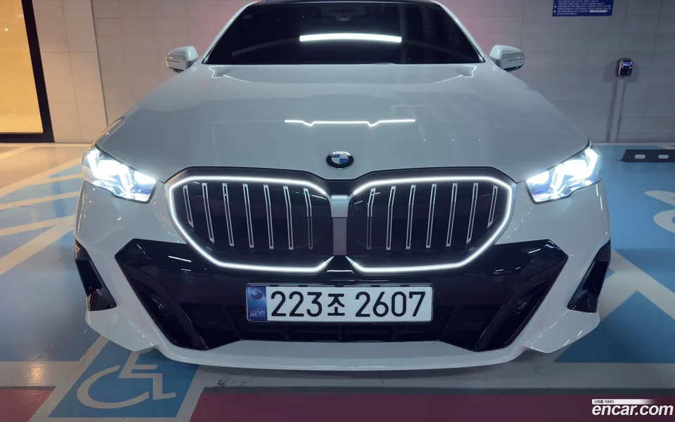 BMW 5 Series 530i xDrive M 2025 — фото 1, купить с доставкой в Москву