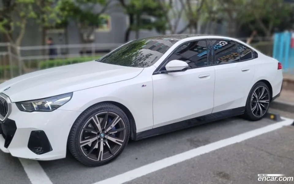 BMW 5 Series 530i xDrive M 2024 — миниатюра 2