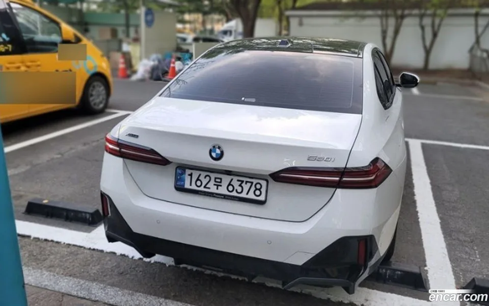 BMW 5 Series 530i xDrive M 2024 — миниатюра 5