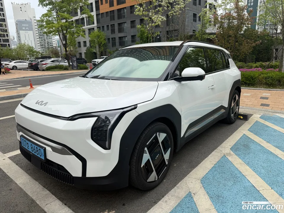 Kia EV3 2WD 2024 — фото 1, купить с доставкой в Москву