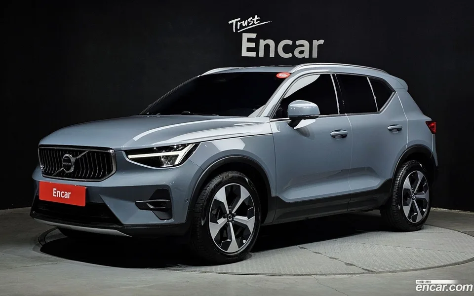 Volvo XC40 B4 2023 — фото 1, купить с доставкой в Москву