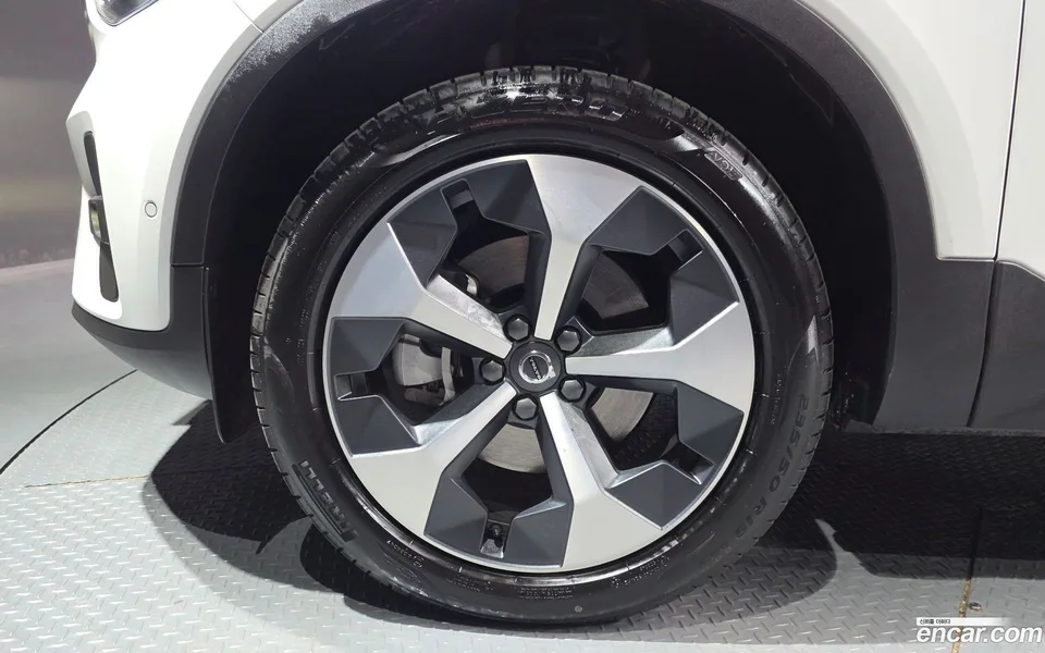 Volvo XC40 B4 2025 — миниатюра 2