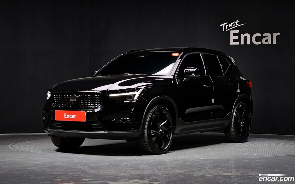 Volvo XC40 B4 2025 — фото 1, купить с доставкой в Москву