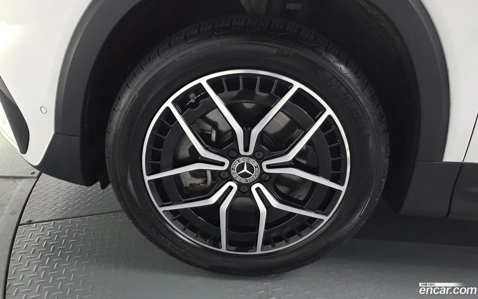 Mercedes-Benz EQB EQB300 4MATIC AMG 2023 — миниатюра 5