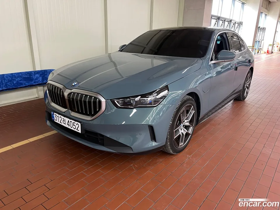 BMW 5 Series 530e 2025 — фото 1, купить с доставкой в Москву