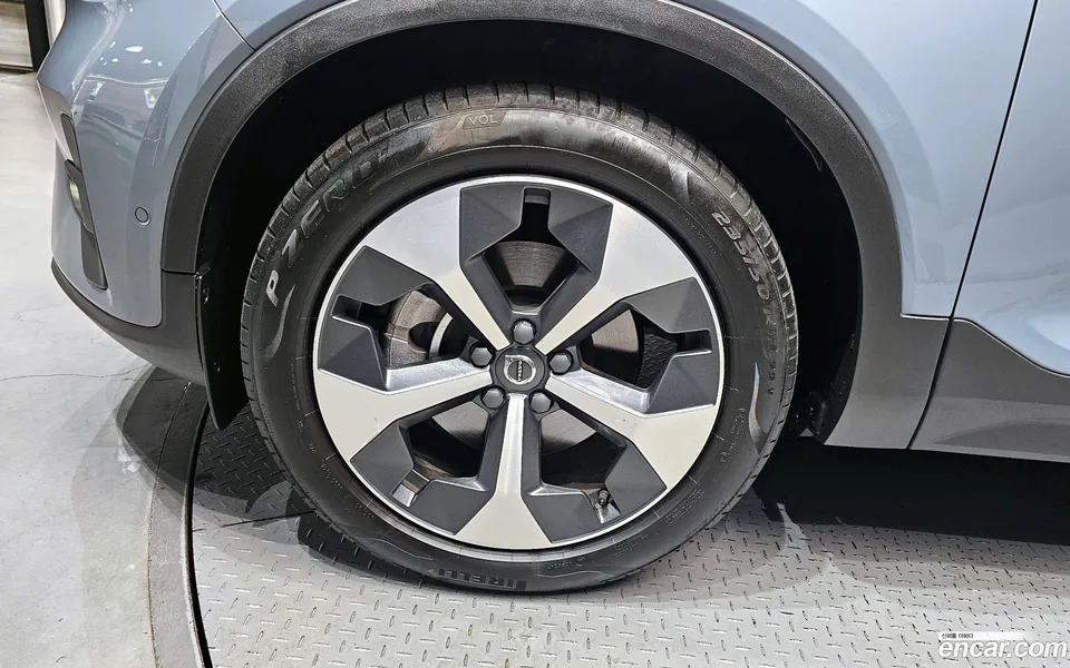 Volvo XC40 B4 2023 — миниатюра 2
