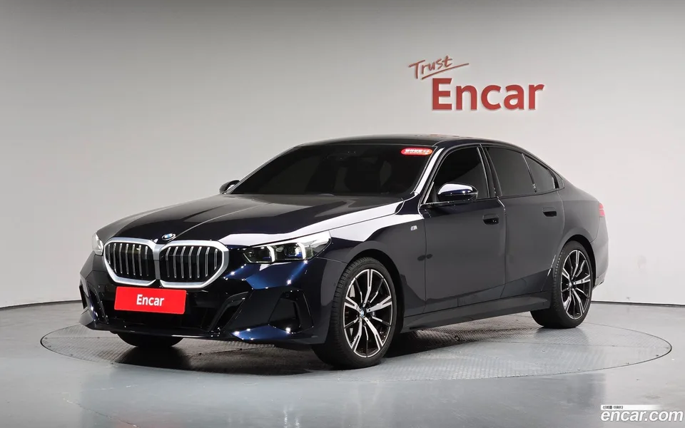BMW 5 Series 530i xDrive M 2023 — фото 1, купить с доставкой в Москву
