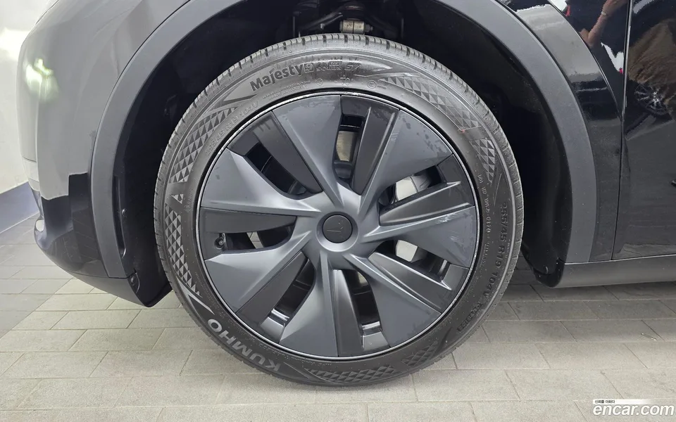 Tesla Model Y AWD 2024 — миниатюра 2