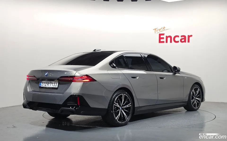 BMW 5 Series 530e M 2025 — миниатюра 2