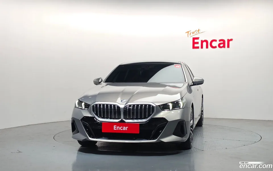 BMW 5 Series 530e M 2025 — миниатюра 3