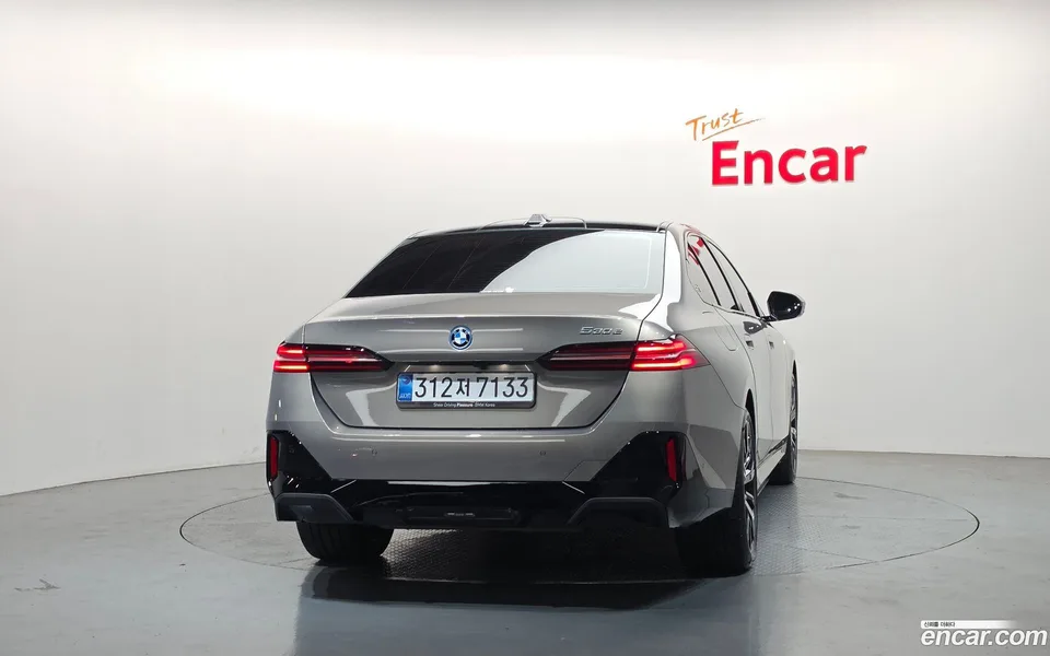 BMW 5 Series 530e M 2025 — миниатюра 4