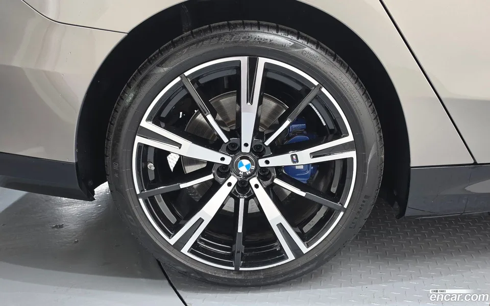 BMW 5 Series 530e M 2025 — миниатюра 5