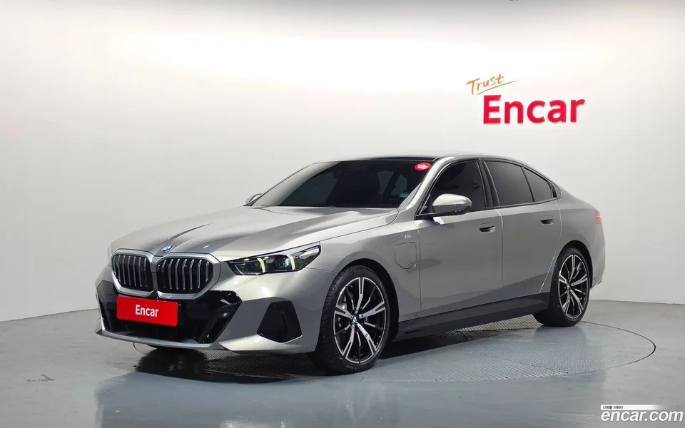 BMW 5 Series 530e M 2025 — фото 1, купить с доставкой в Москву