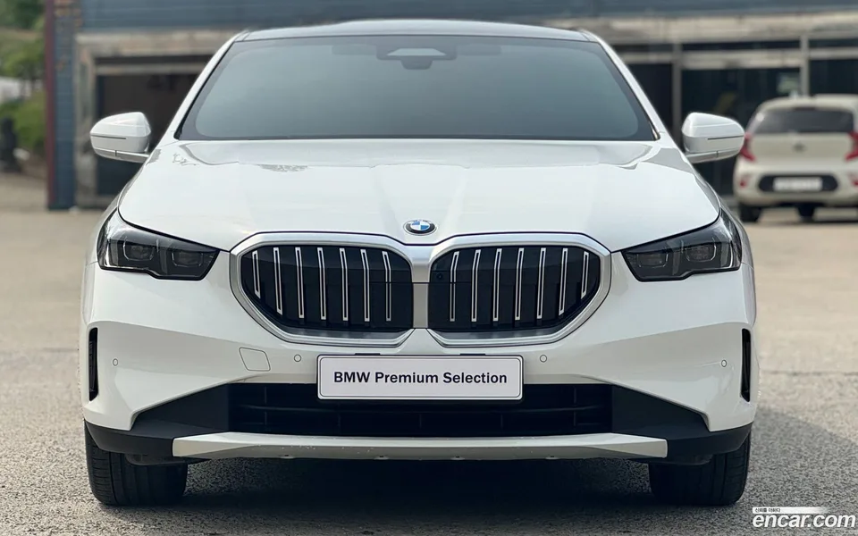BMW 5 Series 530i xDrive 2025 — миниатюра 3