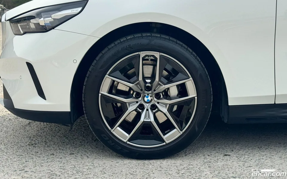 BMW 5 Series 530i xDrive 2025 — миниатюра 5