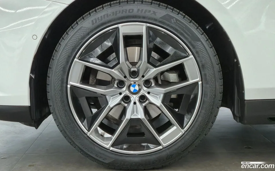 BMW 5 Series 520i 2023 — миниатюра 2
