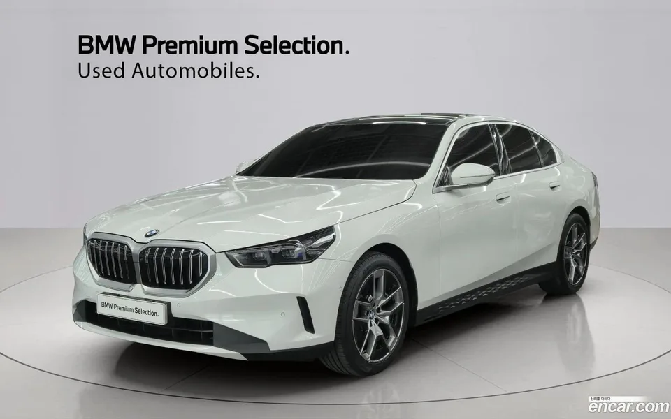 BMW 5 Series 520i 2023 — фото 1, купить с доставкой в Москву