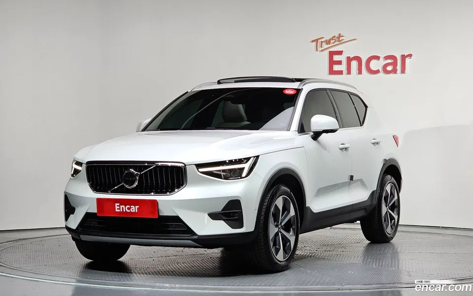 Volvo XC40 B4 2022 — фото 1, купить с доставкой в Москву