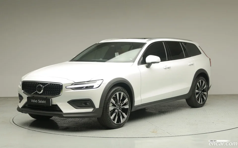 Volvo V60 Cross Country B5 AWD 2025 — фото 1, купить с доставкой в Москву