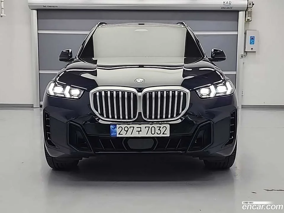 BMW X5 xDrive 40i M 2023 — фото 1, купить с доставкой в Москву