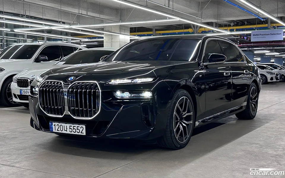 BMW 7 Series 740i xDrive M 2023 — фото 1, купить с доставкой в Москву