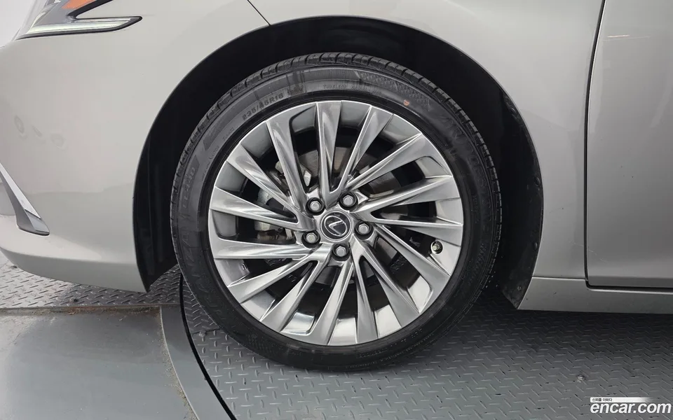 Lexus ES 300h 2023 — миниатюра 2