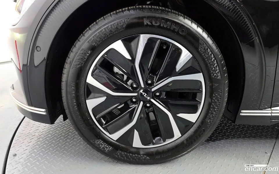 Kia EV6 2023 — миниатюра 2