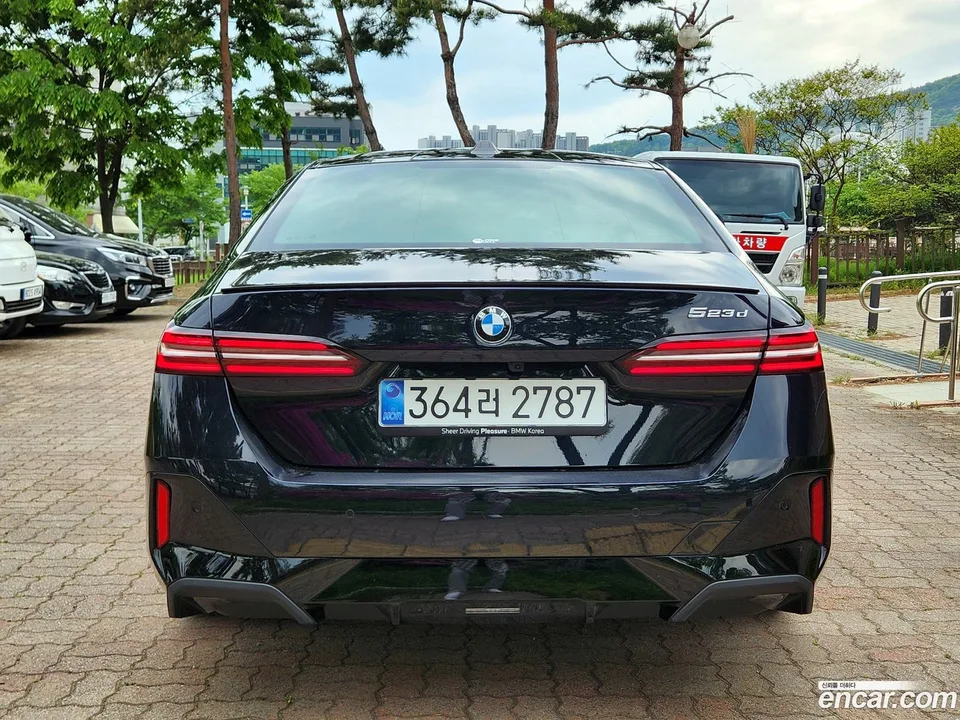 BMW 5 Series 523d M 2025 — миниатюра 2