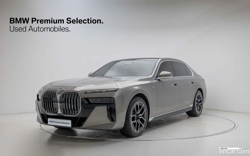 BMW 7 Series 740i sDrive M 2023 — фото 1, купить с доставкой в Москву