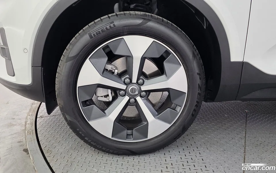 Volvo XC40 B4 2023 — миниатюра 5