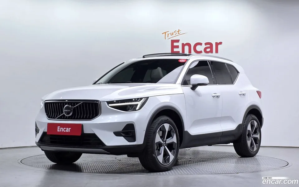 Volvo XC40 B4 2023 — фото 1, купить с доставкой в Москву