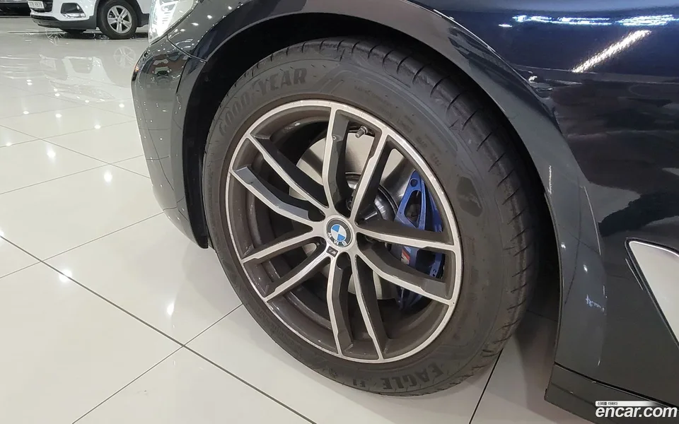 BMW 5 Series 520i M 2023 — миниатюра 2