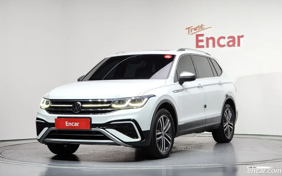 Volkswagen Tiguan Allspace 2.0 TSI 2023 — фото 1, купить с доставкой в Москву