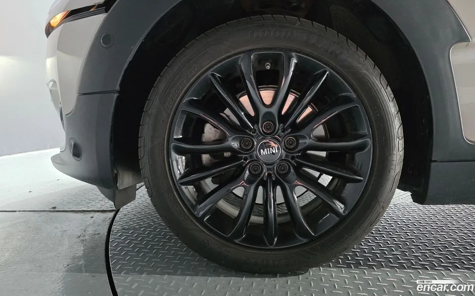 MINI Cooper Clubman 2023 — миниатюра 5