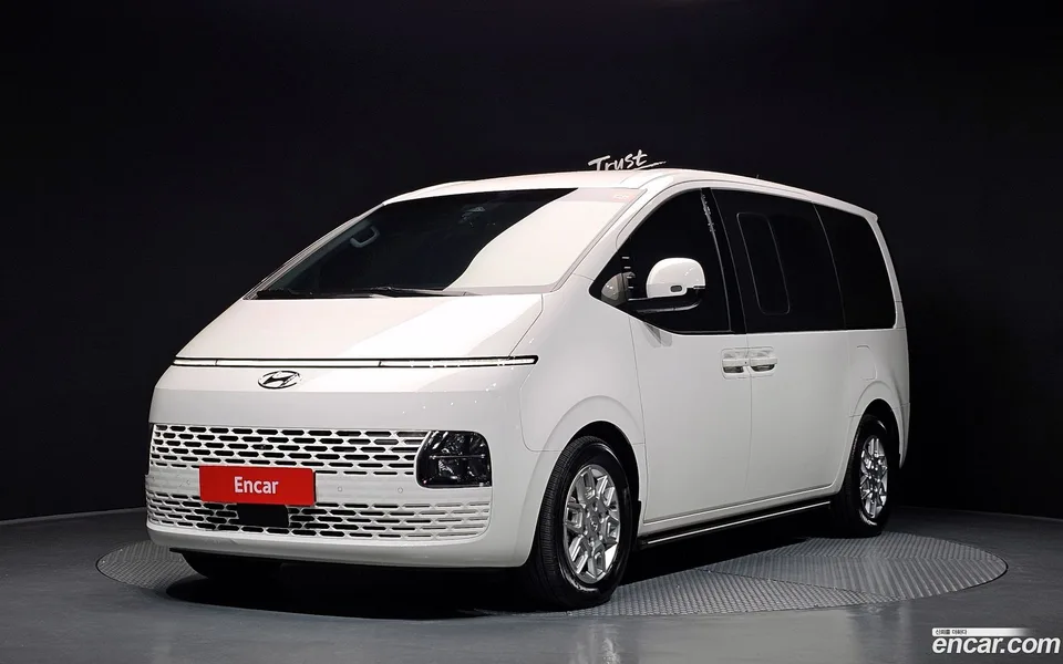 Hyundai Staria 5 2023 — фото 1, купить с доставкой в Москву