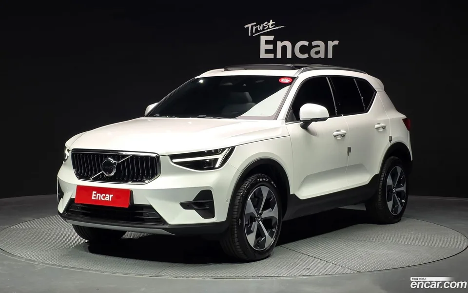 Volvo XC40 B4 2025 — фото 1, купить с доставкой в Москву