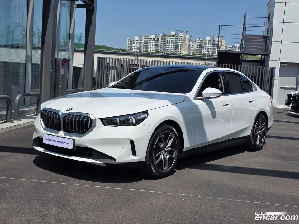BMW 5 Series 530i xDrive 2023 — фото 1, купить с доставкой в Москву