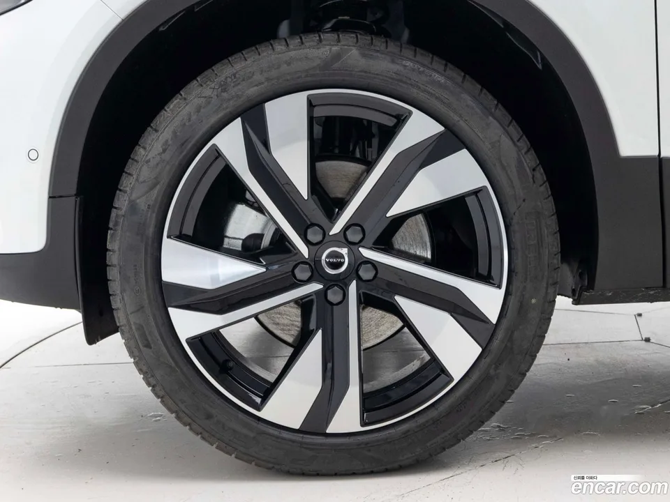 Volvo XC40 B4 2025 — миниатюра 2