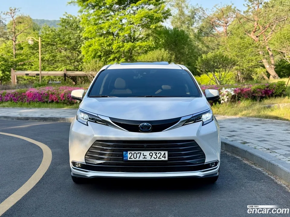Toyota Sienna 2.5 2WD 2022 — миниатюра 2