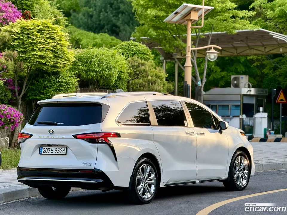 Toyota Sienna 2.5 2WD 2022 — миниатюра 3