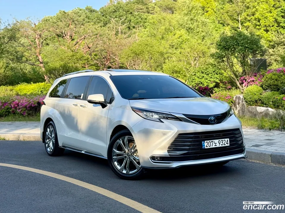 Toyota Sienna 2.5 2WD 2022 — фото 1, купить с доставкой в Москву