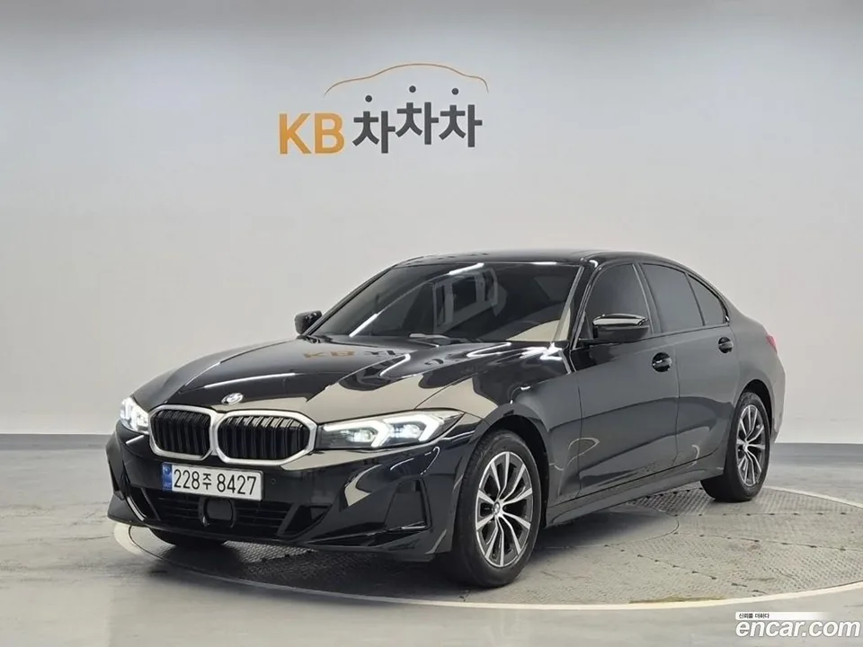 BMW 3 Series 320i 2023 — фото 1, купить с доставкой в Москву